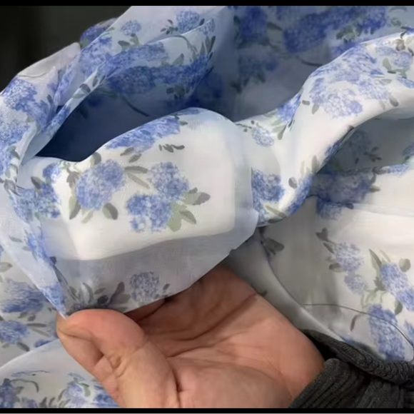 Elegant Women's Dress size medium - Picture 4 of 6